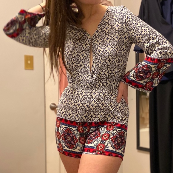 ⚡️ 2/$15 Cute pattered low cut romper - Picture 1 of 1